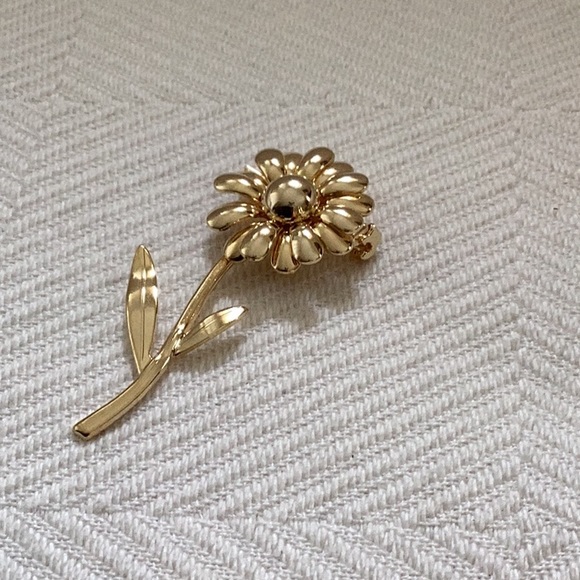 Gold Flower Brooch - Picture 3 of 6
